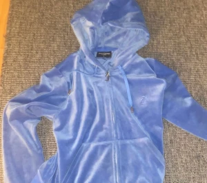 Juicy tröja blå - Säljer denna Juicy tröja i färgen Regatta som är i fint skick! Säljer p.g.a att den aldrig kommer till användning. Storlek M och använd fåtal gånger.