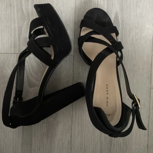 Klackskor - Säljer domhär svarta klackskorna i strl 39 då jag ej har användning för de. Skriv gärna för fler bilder eller information. (Pris kan diskuteras)