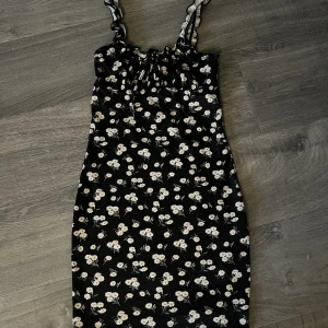 Sommarklänning - Säljs pga använder inte.  Nyskick, använd vid 1 tillfälle Nypris 69 kr