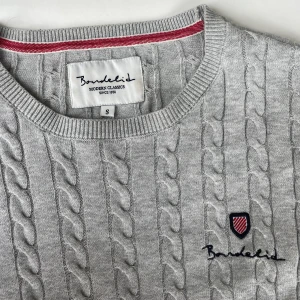 Bondelid tröja - Kabelstickad tröja från bondelid i jättebra skick. Nypris är cirka 700kr. Storlek S, kontakta gärna mig vid frågor eller intresse💗