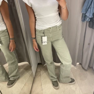 Zara jeans  - Köpte dessa jeans på zara men dem är tyvärr aldrig använda. 💘 sitter tajt som på dem två sista bilderna 
