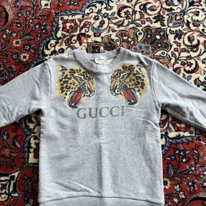 Gucci barn tröja  - En gucci tröja till barn som är köpt i dubai. Kvitto finns på varan. Varan är använd ett fåtal gånger då den blivit för liten