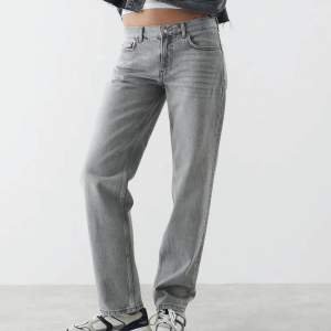 gråa low straight jeans i strl 34 från gina tricot säljs för 190kr+frakt. avklippta ca 6cm, fler bilder kan skickas 