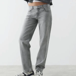 low straight gina tricot - gråa low straight jeans i strl 34 från gina tricot säljs för 190kr+frakt. avklippta ca 6cm, fler bilder kan skickas 