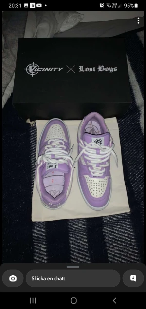 Lostboys Vicinity  - Helt nya använda en gång i skolan. Dom har stott i mitt rum i 3 månader och skräpat. Pris kan diskuteras