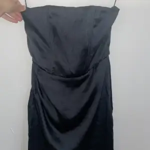 Säljer denna svarta korsett klänning, köpt på bikbok, provade den inte innan jag köpte den o nu är den för liten, därav ingen bild på.  AxelBand kommer med som man kan sätta på.  Nypris 499kr  Mitt pris 250 
