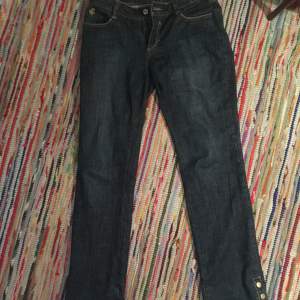 Mörkblåa vintage jeans, lågmidjade. Märket är rocawear men storleken framgår dessvärre inte. Jag skulle säga att dom sitter som en S, då dom är insydda från insidan på båda sidorna av låren av tidigare ägare (Skriv för bilder). Köpta på beyond retro dyrt💝