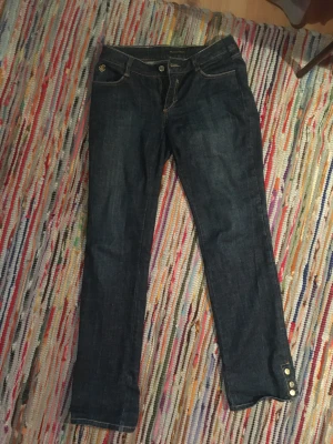 Vintage jeans - Mörkblåa vintage jeans, lågmidjade. Märket är rocawear men storleken framgår dessvärre inte. Jag skulle säga att dom sitter som en S, då dom är insydda från insidan på båda sidorna av låren av tidigare ägare (Skriv för bilder). Köpta på beyond retro dyrt💝
