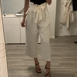 Kostymbyxor H&M - Oanvända kostymbyxor från H&M i krämvit färg. Storlek XS