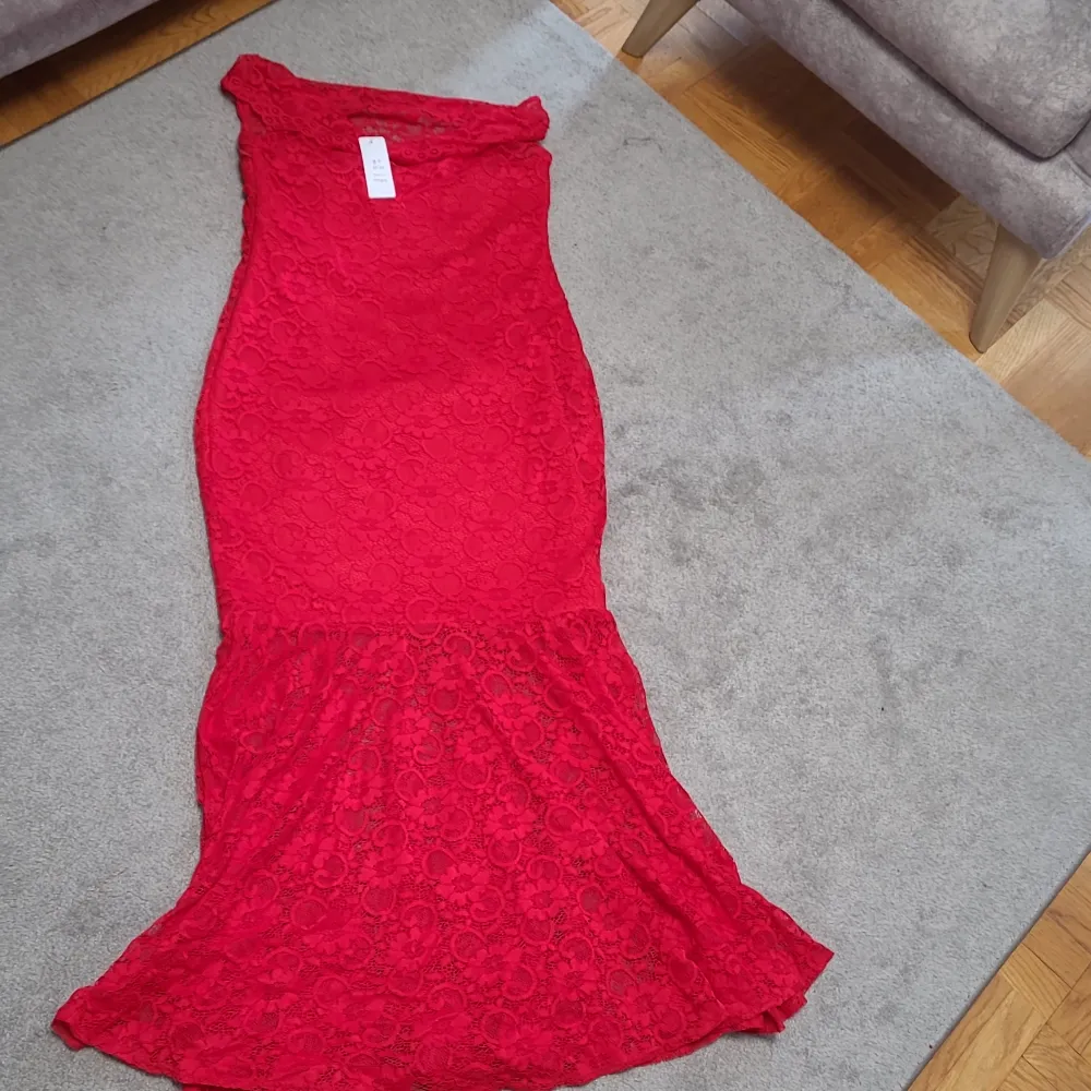Röd klänning, ny skick med prislapp i storlek 40/42. Klänningar.