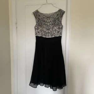 Fest klänning med spets  - Svart och vit spets klänning som används en gång. Storlek 8.