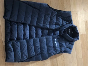 Svart Sailracing väst  - Orginial pris 1899 kr