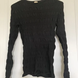 Svart tröja - Svart tröja med rynk som köptes för 1-2 år sedan och inte kommit till användning. 