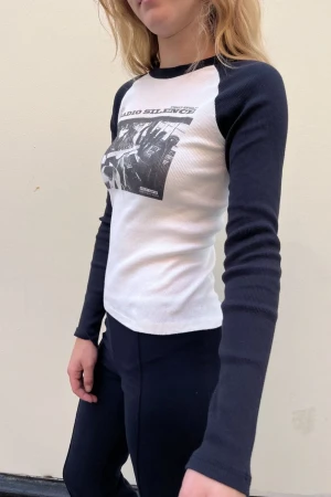 Bella Radio Silence Top - Jag säljer nu denna fina Bella radio silence top från brandy melville i storlek OneSize men skulle säga xs-m. Den är endast använd 1-2 gånger och köptes för ca 310kr från brandys hemsida. Jag säljer för 220kr 💗 Pris är diskuterbart!