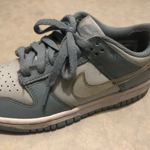 Nike dunk low Aura Worn blue clear  - Hej säljer mina dunks. Fint skick och säljer dom för dom är får små har använt crease skydd under hela användning  av dom är i storlek 36,5. Kan tänka mig att diskutera pris  