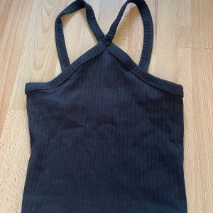 Sommartopp - Skriv om du är intresserad så kan vi diskutera pris, frakt och så vidare😊 Bara att skriva om du vill ha fler bilder