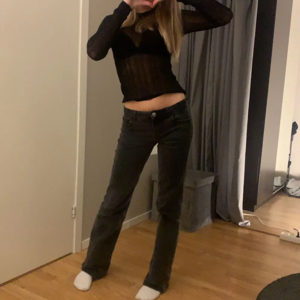 Lågmidjade jeans från hm, storlek 34, bra skick. Säljer likadana fast i blå också💞. Jeans & Byxor.