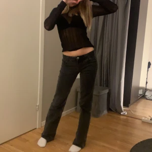 Lågmidjade jeans  - Lågmidjade jeans från hm, storlek 34, bra skick. Säljer likadana fast i blå också💞