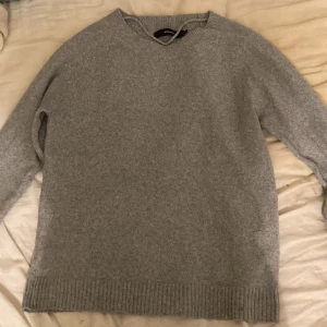 Stickad tröja - En grå vanlig tröja från veromoda, kan alltid komma till hands  