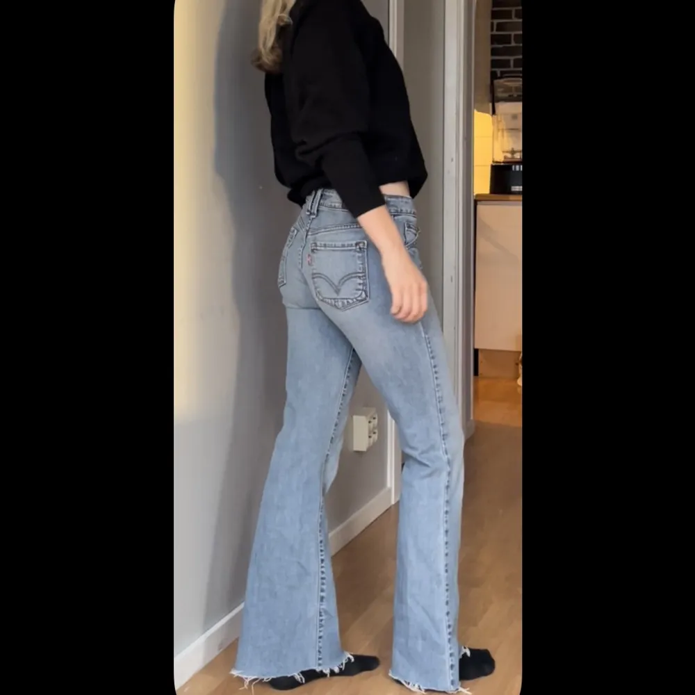 Lågmidjade jeans från Levis. 551 flare.  Jag är 160 cm lång och de passar perfekt.. Jeans & Byxor.