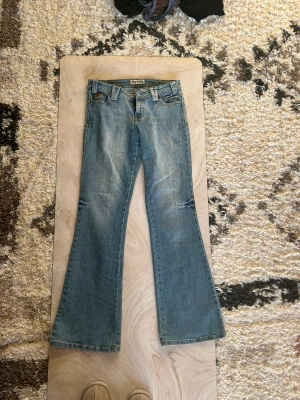 Lågmidjade bootcut y2k jeans - Lågmidjade y2k jeans med cool design fickorna 10/10 skick. Midjemått 37.5 mätt rakt över. Innerbenslängd 81cm