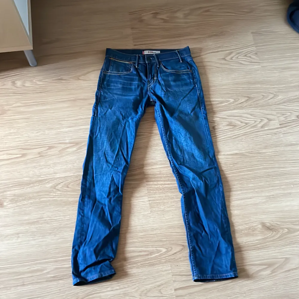Levis jeans i mörk blå storlek 29x32 . Jeans & Byxor.