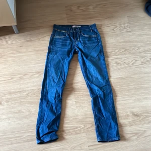 Levis 519 slim  - Levis jeans i mörk blå storlek 29x32 