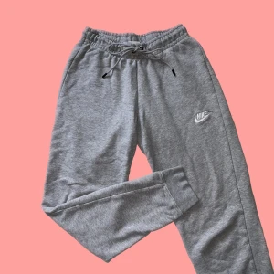 Mjukisbyxor  - Mjukisbyxor från Nike, använda i ett gott skick. Har inga bilder med dem på :) 