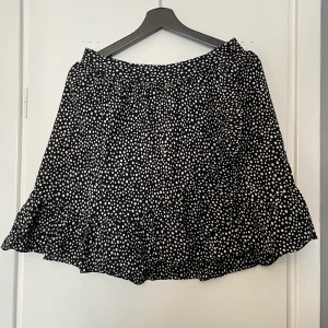 Kjol - Prickig kjol med volanger i storlek M.