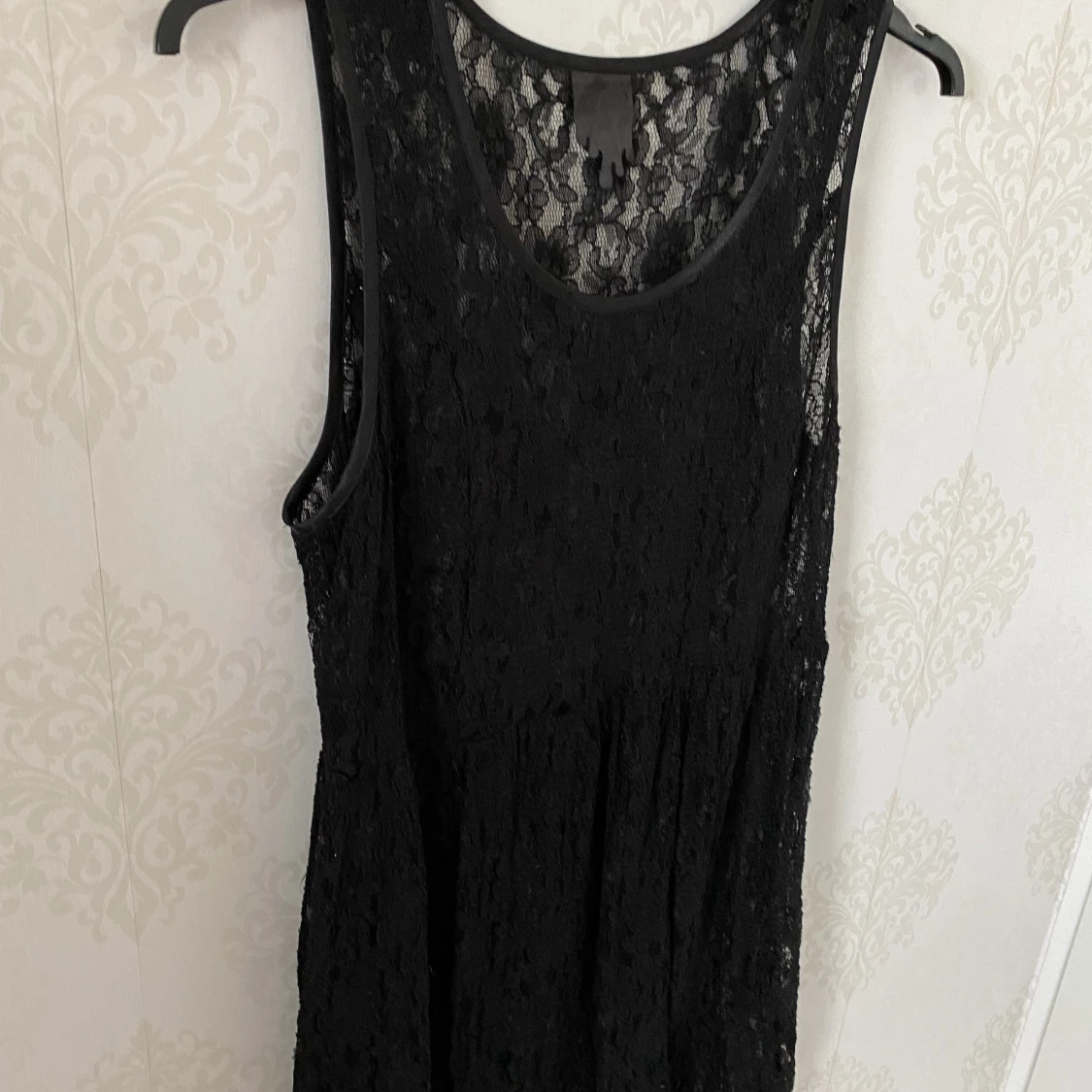 Monki genomskinlig spets klänning 