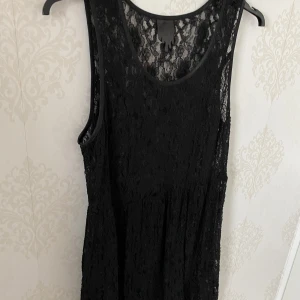 Monki genomskinlig spets klänning  - S 