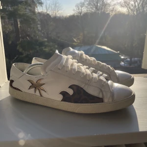 Saint Laurent skor 44 - Säljer dessa skitsnygga limited-edition Saint Laurent skor i storlek 44 | Skick: 8.5/10 | Nypris: 6600 kr | Mitt pris: 1900 | Hör av er vid minsta fråga eller fundering :)