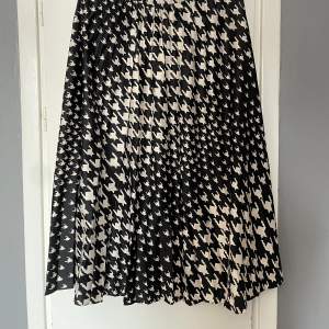 Plisserad kjol från HM i storlek M