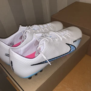 Fotbollsskor Nike - Säljer mina nike fotbollsskor som jag andvänt 1 träning då jag inte gillar nike så mycket eftersom jag är en adidas person köpt för 900 säljer för 500