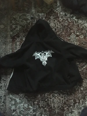 Zip hoodie - En asfet zip hoodie med fluff inuti och tryck på baksidan. Verkligen så cool men har tyvärr inte kommit till användning. Märket verkar vara MAS och storleken är S (däremot sitter den inte tajt  utan den är rätt stor). Hör av er vid intresse eller frågor ❤️