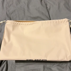 Arigato mocka - Säljer mina lite använda Arigatos, storlek 40 skick: 8/10, litet märke på vänster tå. Vill bara bli av med dem så jag säljer de för 1400kr men priset kan diskuteras.