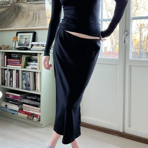 Svart midikjol - Från ellos storlek medium och kan bäras lågmidjat som på bilden🩷