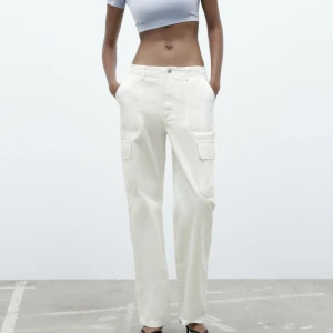 Cargobyxor ZARA - Nu säljer jag mina vita cargo byxor som är helt nya och helt oanvänd från Zara 🙌🏼 (prislappen sitter även kvar på byxorna)