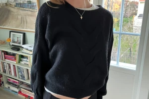 Stickad tröja  - Stickad tröja i ullmix från Esprit med ett stort kabelstickat mönster fram och bak. Storlek medium 🩷