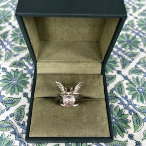 Maria Nilsdotter Gargoyle Ring - Säljer min underbara Gargoyle ring i silver med rosenkvarts i storlek 17. Använd men i bra skick! Nypris: 5295kr  Bara att höra av dig vid frågor :)