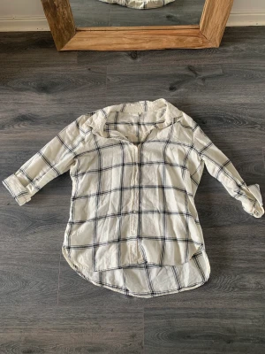 Rutig skjorta  - Rutig skjorta från H&M i strl 44.