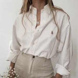 Vit skjorta - Vit skjorta från Ralph Lauren i storlek M