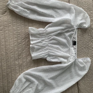 Topp  - Somrig topp från Gina.  Ballongärm markerad midja.   Storlek 36, knappt använd.