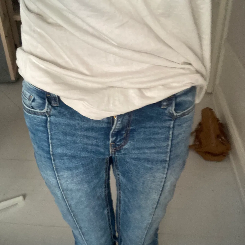 Säljer mina fina bootcut low waist Lindex jeans med ett streck i mitten superfint skick😇. Jeans & Byxor.