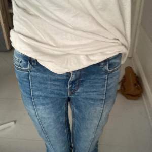 Säljer mina fina bootcut low waist Lindex jeans med ett streck i mitten superfint skick😇