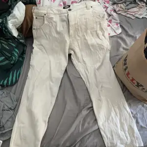 Snygga Dickies jeans med färgen Off white jeans med fickor på ena benet 