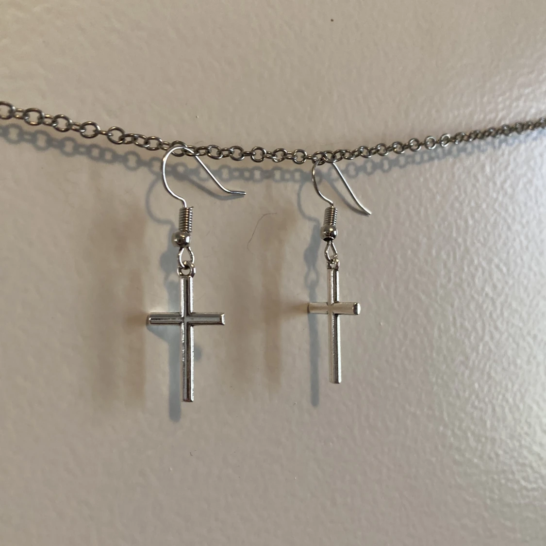 Örhänge med silverkors🖇️