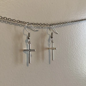 Örhänge med silverkors🖇️ - Örhänge med silverkors🖇️Handgjord! Stopp medföljer så att örhänget inte ramlar ur. Betalning sker via swish❤️