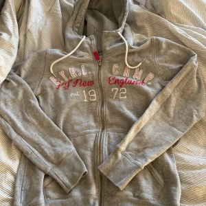 Hoodie  - Säljer denna gråa hoodien med dragkedja då den är för liten för mig. Den är i bra kvalitet. KÖPAREN STÅR FÖR FRAKT