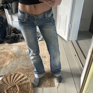 Lågmidjade jeans - Säljer pga är för stora. Passar långa personer eller om man vill vika upp som jag gjort på bilderna. 